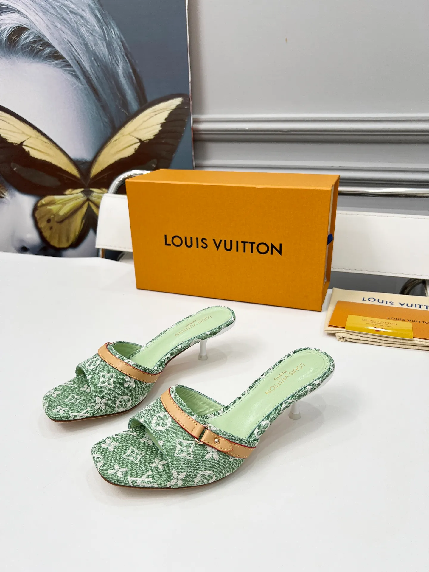 👟👟Ex-factory price 440👟👟 LV new denim kitten heel slippers 2025 summer must-have for goddesses, original replica, super comfortable on the feet. Show off the queen's temperament, the heel height is 9.5CM, which shows your temperament without being tiring. Leather outsole. Standard code: 35-42 (41 and 42 codes are customized, non-returnable and non-exchangeable)